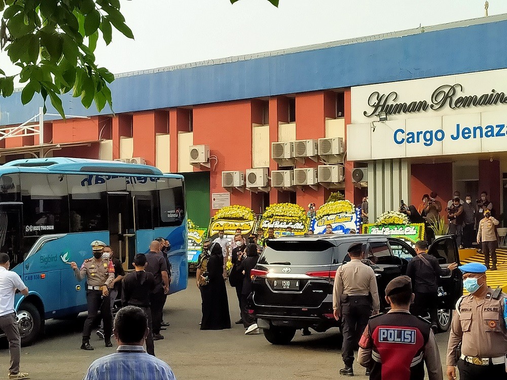 Tiba di Indonesia, Jenazah Emmeril Kahn Mumtadz Langsung Disambut Keluarga