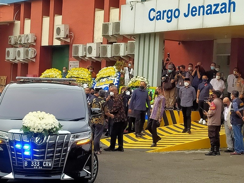Bertolak ke Bandung, Ridwan Kamil Terus Temani Jenazah Eril di Ambulans
