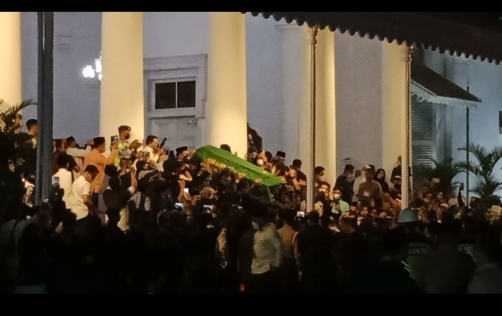 Rintik Hujan Sambut Kedatangan Iring-iringan Jenazah Eril di Bandung