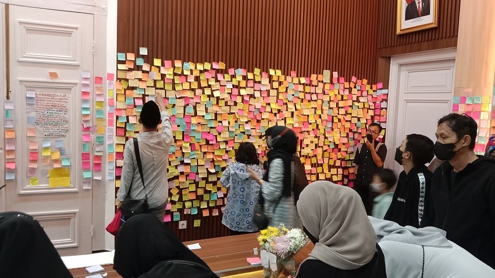 Ribuan warga terus berdatangan ke Gedung Pakuan jelang kedatangan jenazah Emmeril Kahn Mumtadz, Minggu (12/6/2022). 