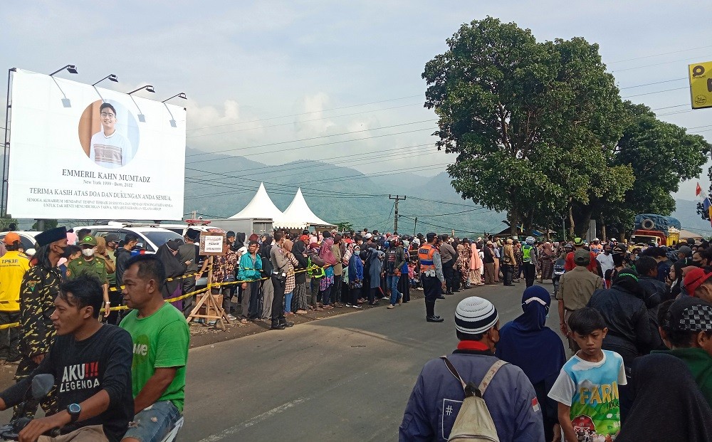 Keramaian warga di sekitar lokasi pemakaman Emmeril Kahn Mumtadz di Cimaung, Banjaran, Kabupaten Bandung, Senin (13/6/2022). 