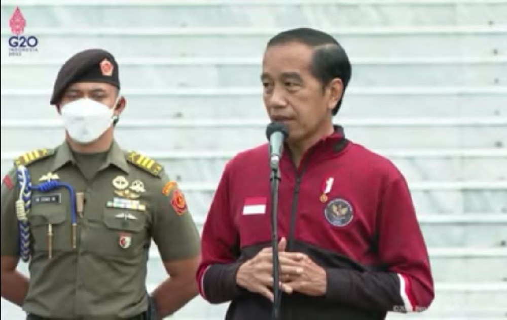 Jokowi menyerahkan bonus dan apresiasi kepada atlet yang ikut dalam Sea Games ke 31 ke Vietnam pada hari ini Senin 13 Juni 2022 di Istana Merdeka, Jakarta.