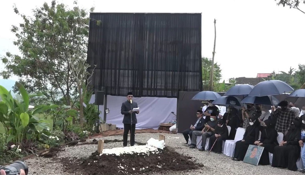 Sebagai seorang ayah, Ridwan Kamil begitu tegar menerima takdir putra sulungnya, Emmeril Kahn Mumtadz pergi untuk selama-lamanya.