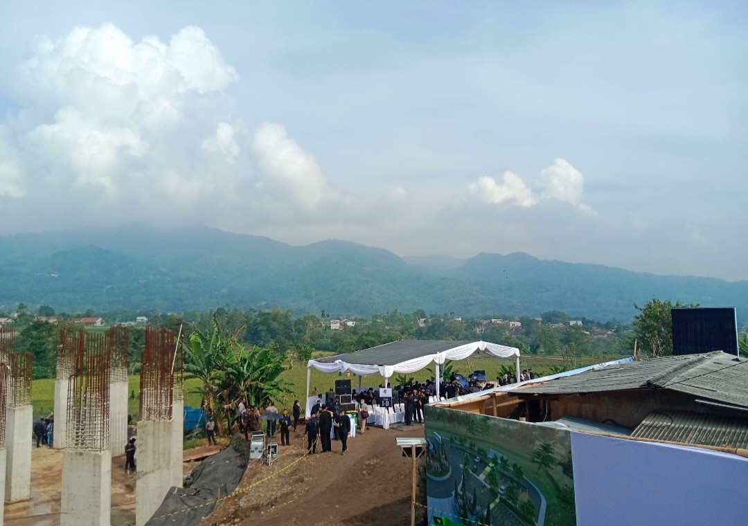Ini Pemandangan Makam Eril, Menghadap Gunung-Sawah dan Ada Sungai Kecil (FOTO:MNC Media)