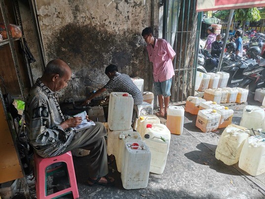 Bunda! Stok Minyak Goreng di Gresik Melimpah, Pembelian Maksimal 2 Kilogram  (FOTO:MNC Media)