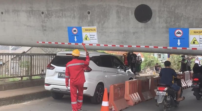 Grider Hampir Sentuh Jembatan, KCIC Klaim Disetujui Warga dan Pemda. (Foto: MNC Media)