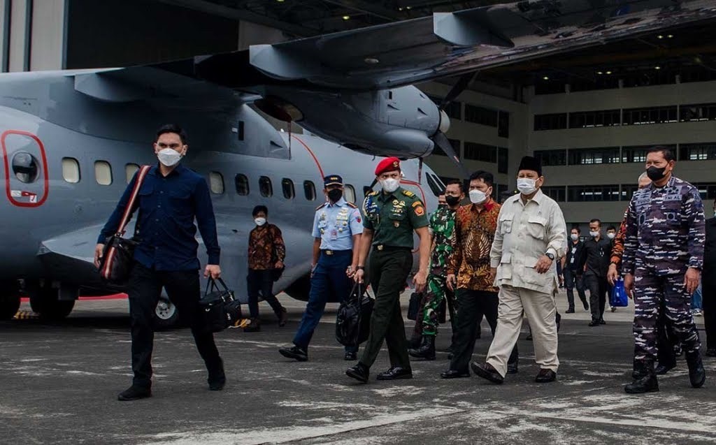 Prabowo Serahkan 2 Unit Heli Anti Kapal Selam Dan 1 Pesawat CN Ke TNI AL