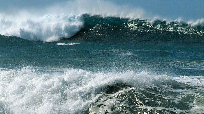 mengeluarkan peringatan dini potensi gelombang sangat tinggi hingga 6 meter di Samudera hindia selatan Jawa Tengah - Jawa Timur.