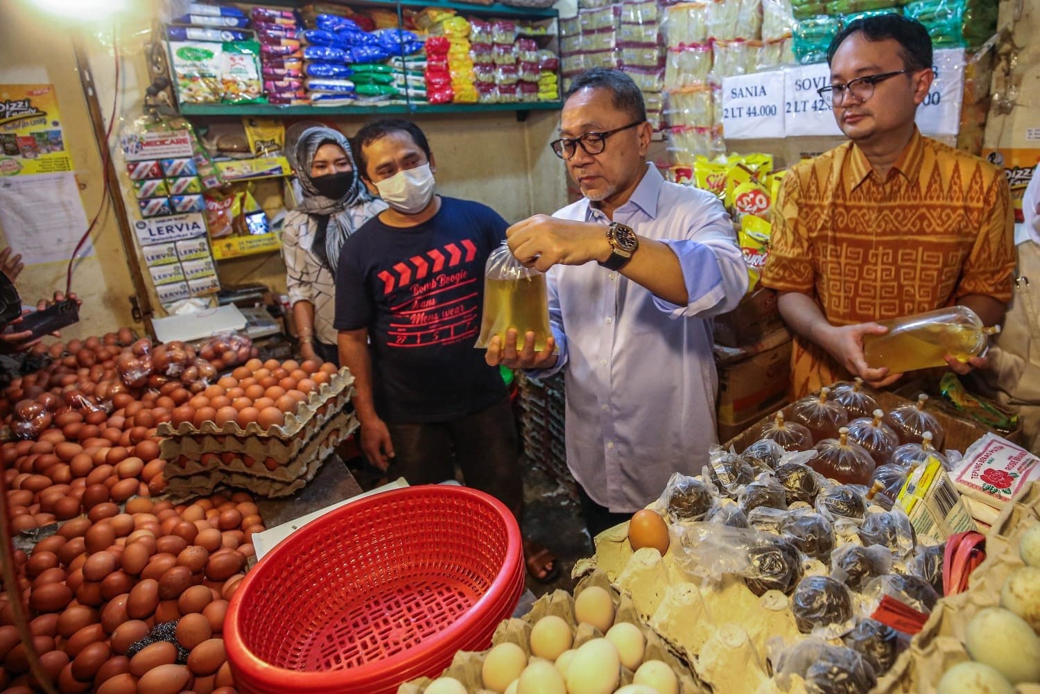 Sidak ke Pasar Koja Baru, Mendag Zulhas Borong Gorengan Rp400 Ribu (FOTO: MNC Media)