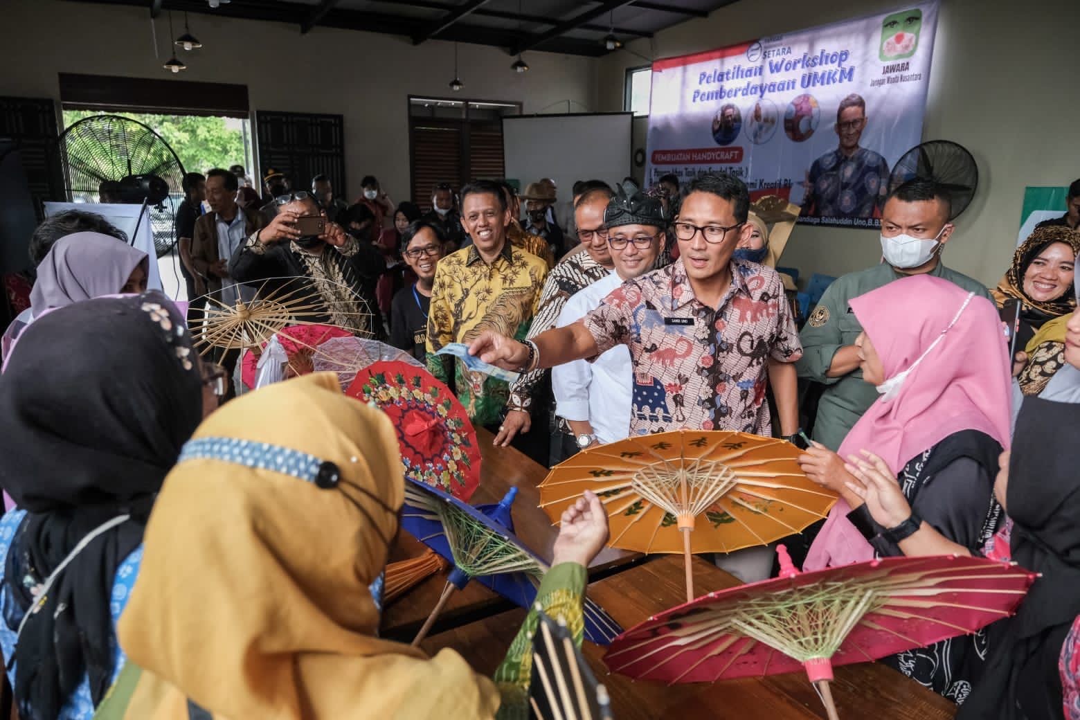 Menparekraf Sandiaga Dorong Pelaku UMKM Tasikmalaya Kembangkan Potensi Ekraf (foto: MNC Media)