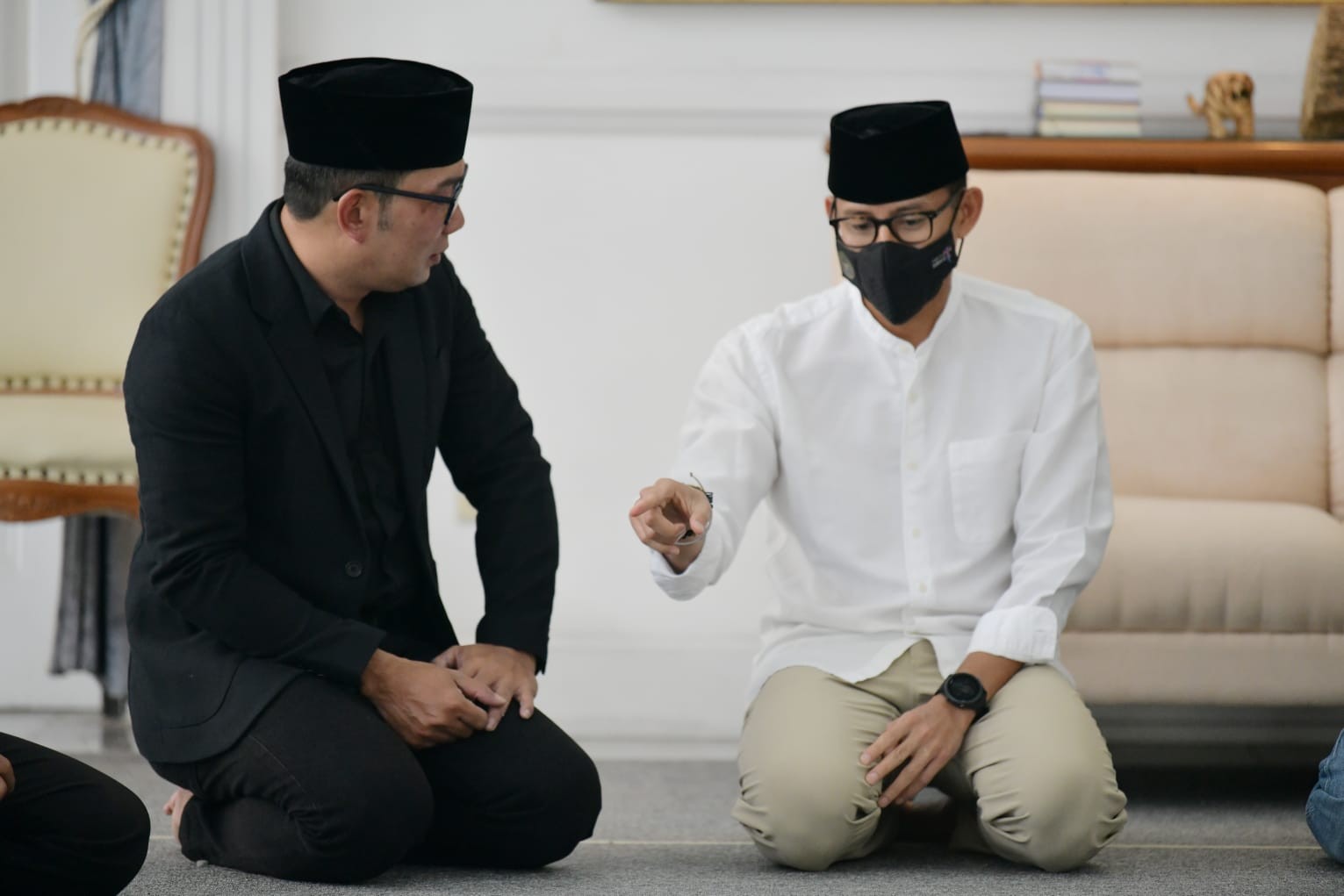 Takziah ke Rumah Ridwan Kamil, Sandiaga Tuliskan Doa Terbaik untuk Eril (FOTO: MNC Media)