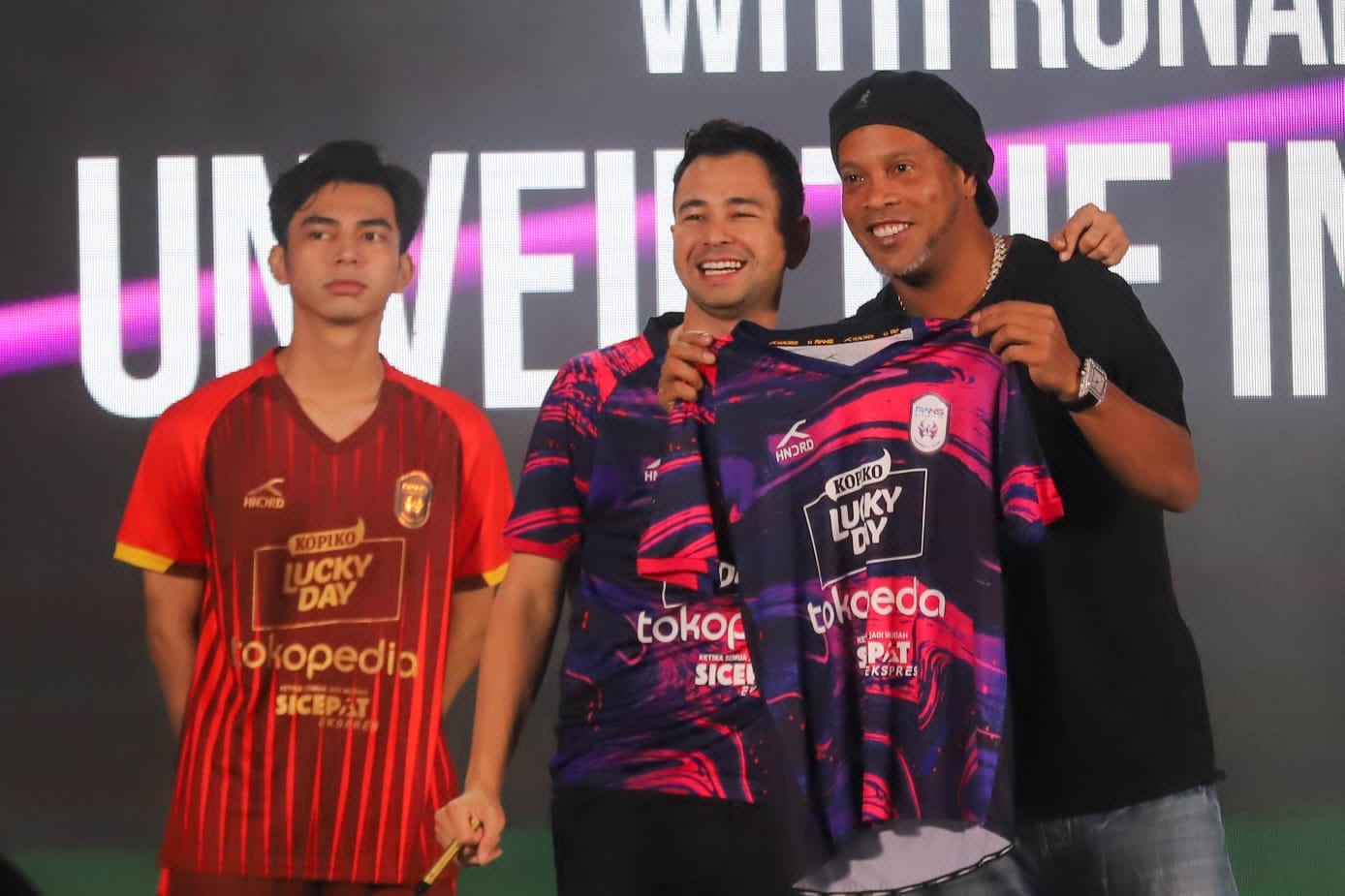 Raffi Ahmad menghadirkan Ronaldinho dalam acara launching RANS Nusantara FC di kawasan Sudirman, Jakarta Pusat, Jumat (24/6/2022).