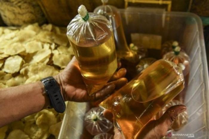 Minyak Goreng Curah Diserbu Imbas Kelangkaan MinyaKita. (Foto: MNC Media)