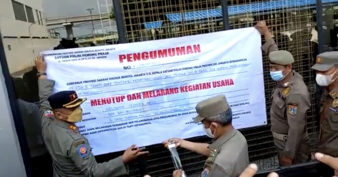 Satpol PP DKI Jakarta menutup semua outlet milik Holywings yang ada di kawasan Jakarta.