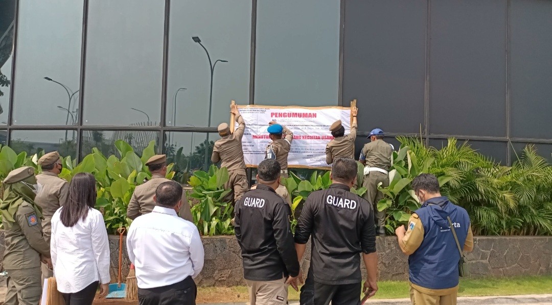 Satpol PP Tutup Empat Outlet Holywings di Jakut, 50 Personel Diterjunkan (FOTO:MNC Media)
