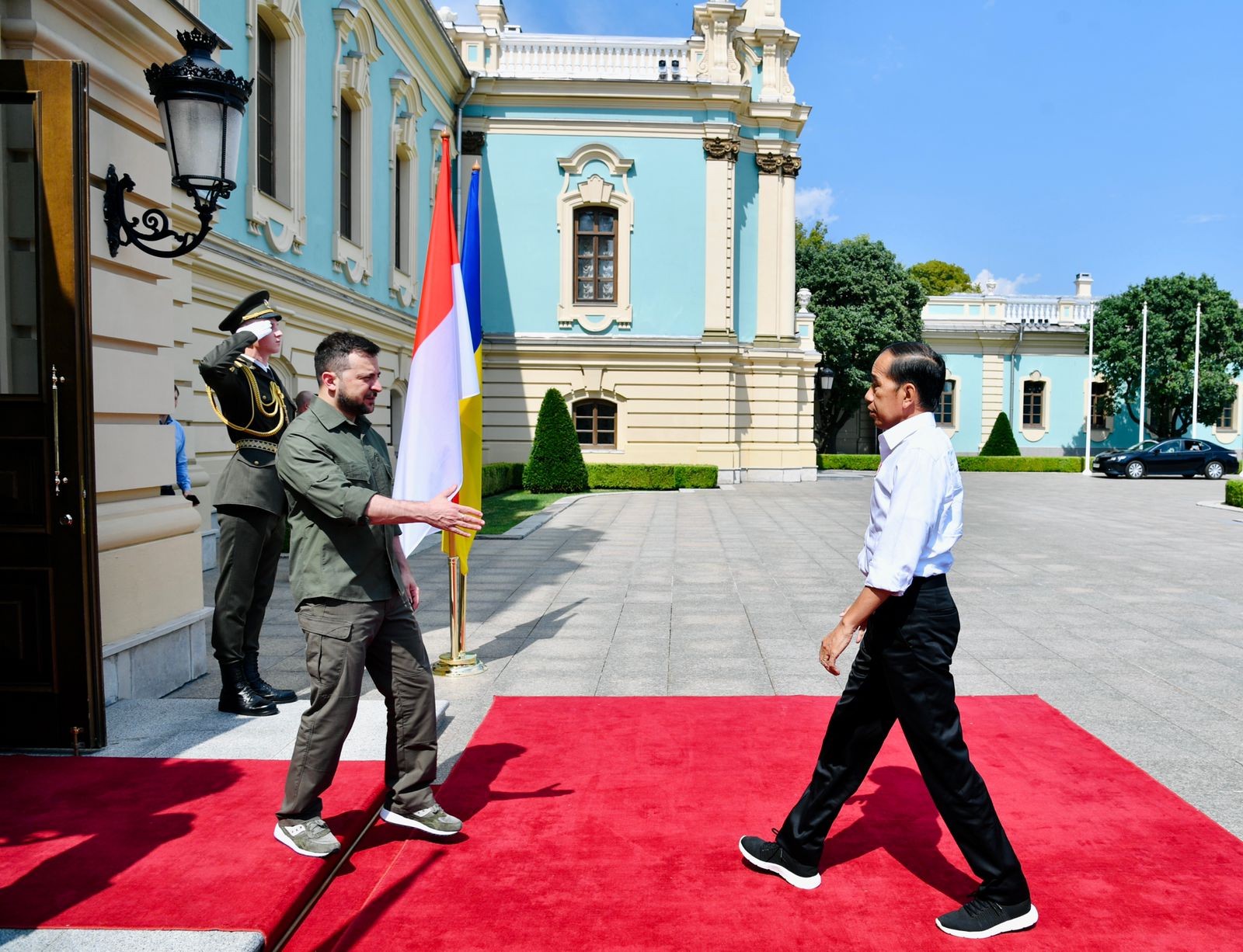 Tiba di Ukraina, Presiden Jokowi Disambut Presiden Zelenskyy di Istana Maryinsky (foto: MNC Media)