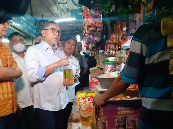 Temukan Minyak Goreng Kemasan Botol Plastik, Begini Reaksi Mendag Zulhas. (Foto: MNC Media)