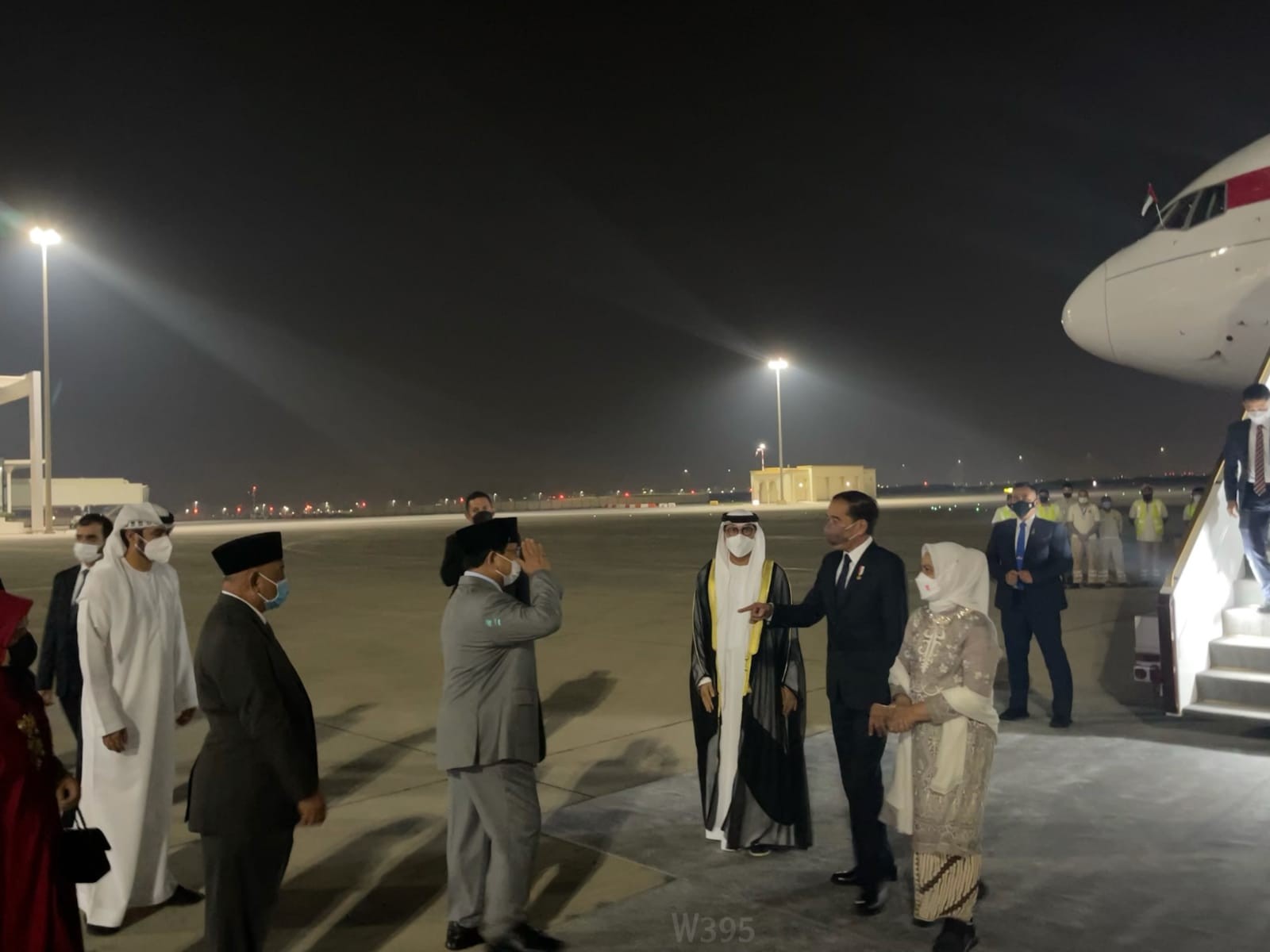 Menhan Prabowo Sambut Kedatangan Presiden Jokowi di Bandara Abu Dhabi, UEA. (Foto: MNC Media)