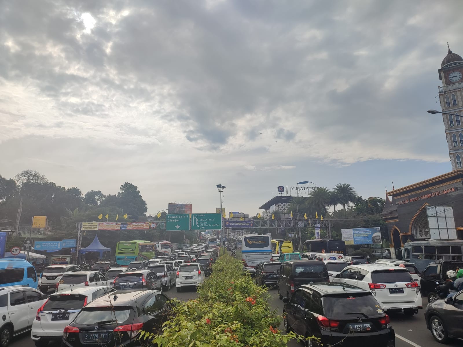 Sabtu Pagi Kawasan Puncak Padat Merayap, Polres Bogor Terapkan Oneway (FOTO:MNC Media)