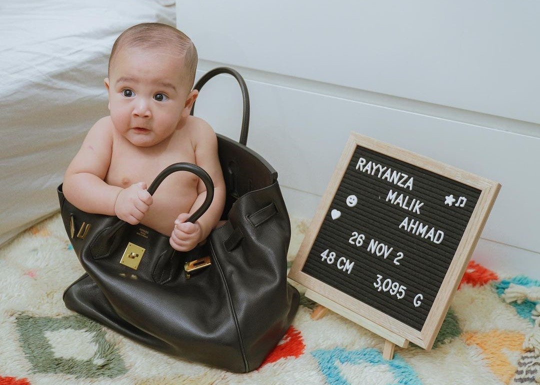 Bayi yang disebut Cipung Abubu oleh Nagita itu terlihat duduk di tas Hermes yang mahal.