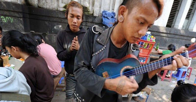 Intip Penghasilan Pengamen Jalanan Per Hari yang Tidak Kalah UMR Daerah. (Foto : MNC Media)