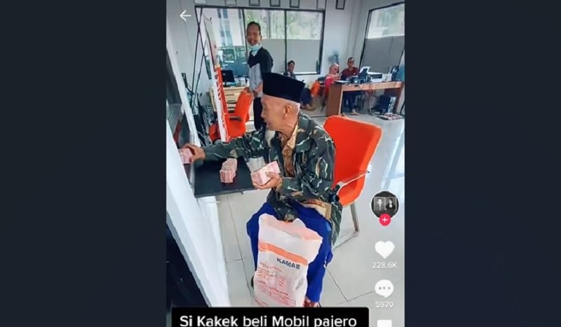 Sosok Mbah Kerto, Kakek 103 Tahun Beli Pajero dengan Uang Cash Sekarung (Foto: MNC Media)