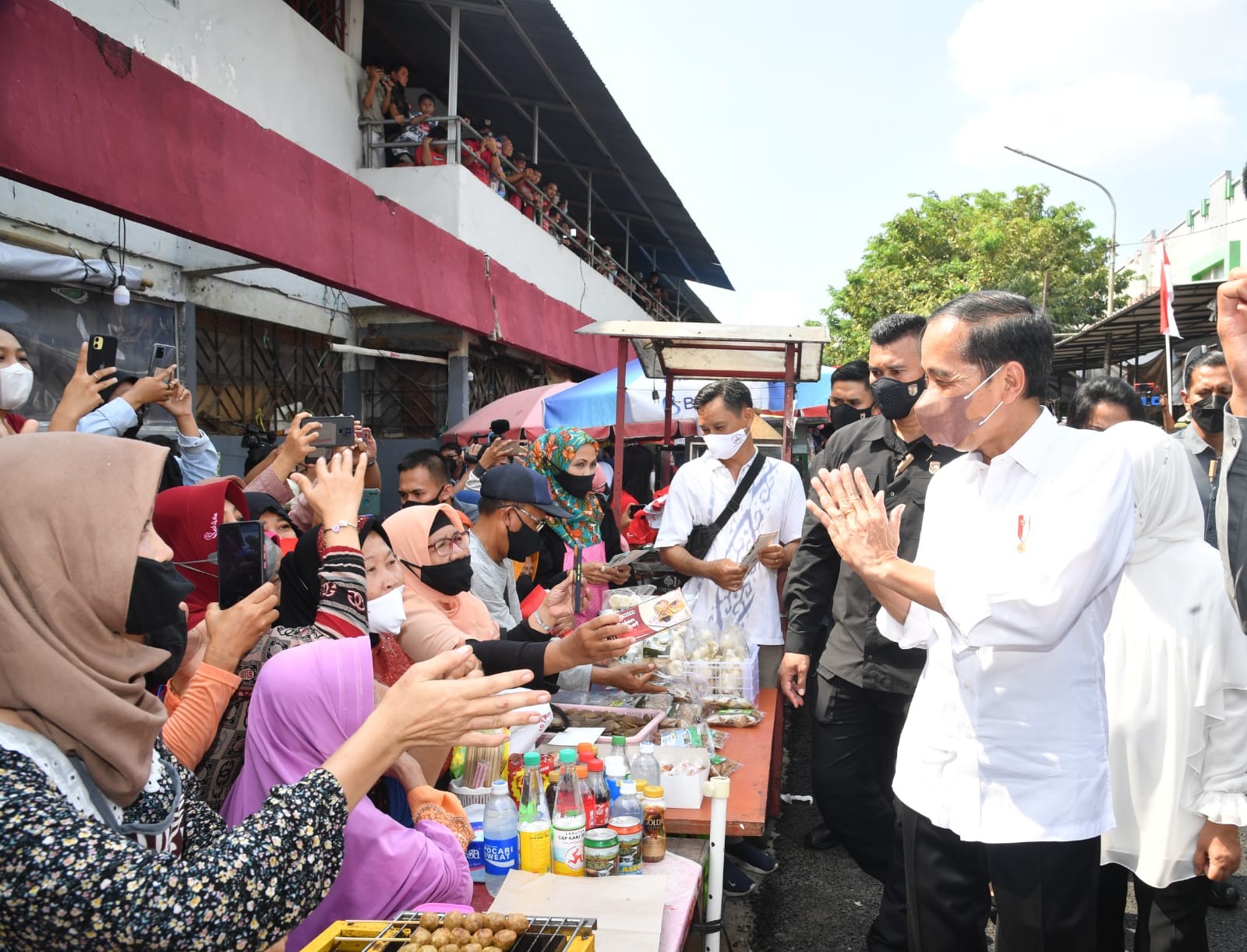 Bagi Bansos di Pasar Peterongan, Jokowi: Jangan untuk Beli Handphone (Dok.Ist)