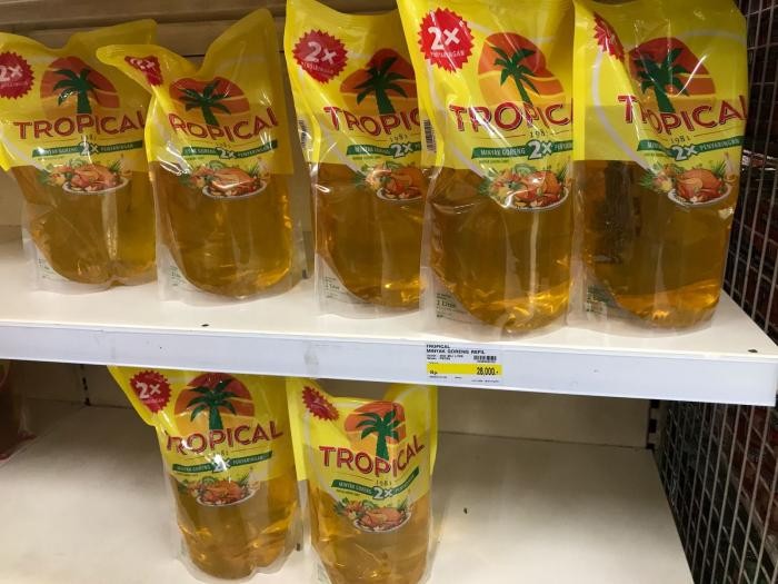 Bunda Cek Segera! Harga Minyak Goreng Kemasan Sania hingga Tropical Hari Ini Turun. (Foto: MNC Media)