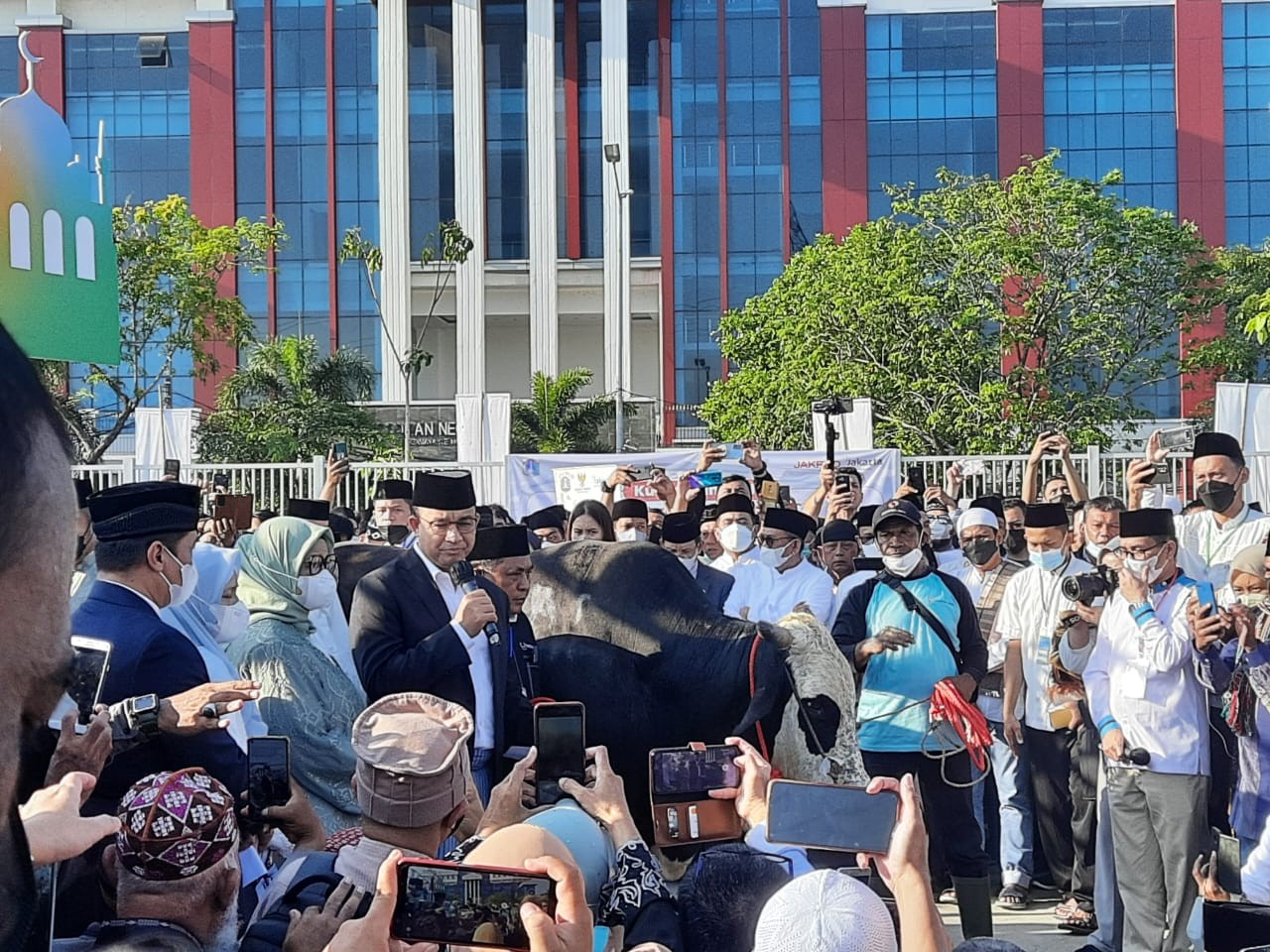 Anies Serahkan Sapi Seberat 1,2 Ton ke Panitia Kurban JIS. (Foto: Refi Sandi/ MNC Media)