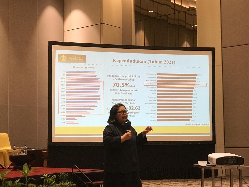 Guru Besar Fakultas Ekonomi dan Bisnis Universitas Indonesia (UI), Rofikah Rokhim Saat memberikan papara di acara Solo Kluthuk (Winda Destiana Putri/IDXChannel)