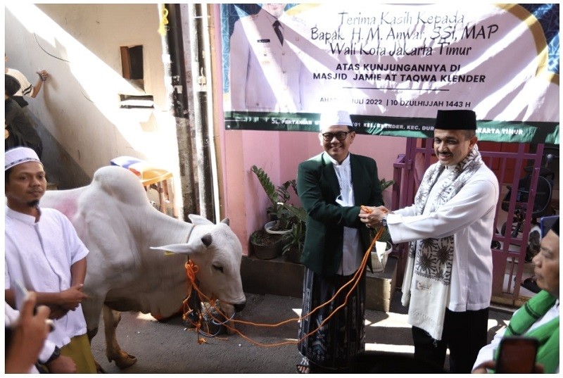 Wali Kota, M. Anwar menyerahkan hewan kurban kepada warga Klender, Duren Sawit sebagai rangkaian menyemarakkan Idul Adha 2022.