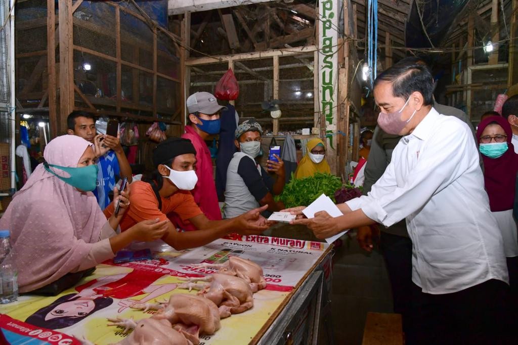Bagikan Bansos, Jokowi: Kita Ingin Jadi Trigger Pertumbuhan Ekonomi. (Foto: Muchlis Jr - Biro Pers Sekretariat Presiden)
