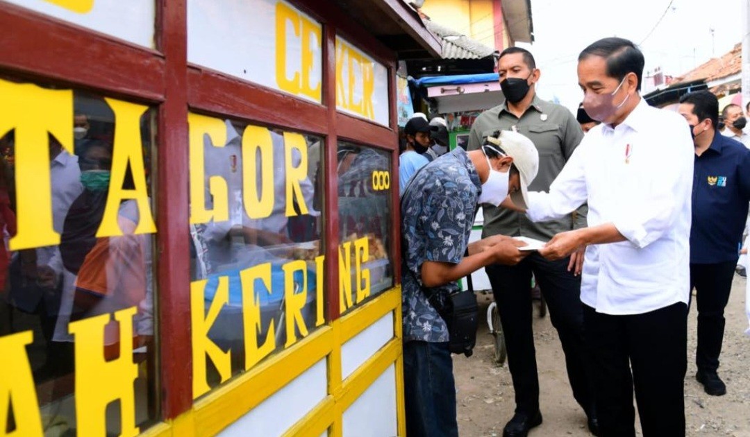 Bagikan Bansos ke Pedagang di Subang, Jokowi: Jangan Sampai Daya Beli Turun (FOTO:Dok Ist)