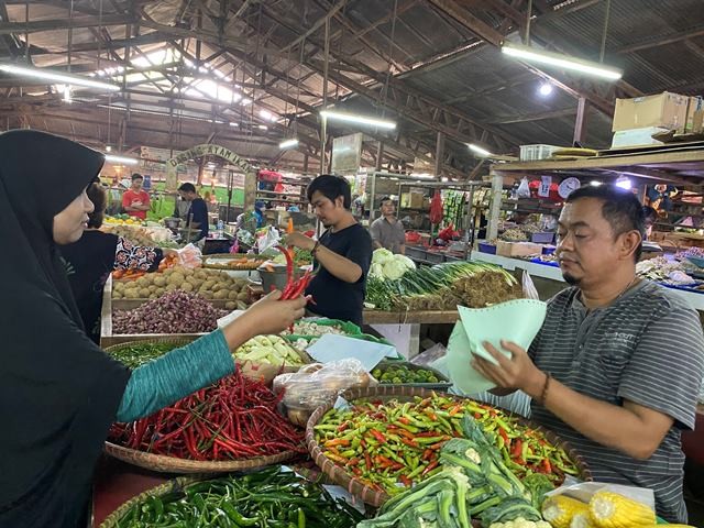 Pedagang Protes Cabai Mahal, Emak-emak Belinya Sekarang Goceng! (Foto: Advenia/ MCN Media)