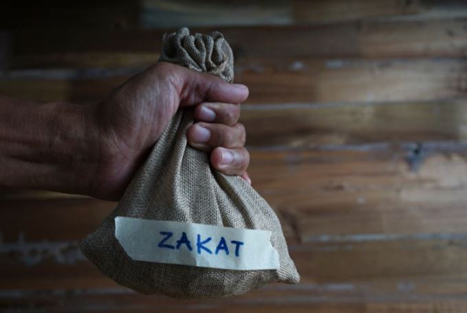 menyerahkan Surat Keputusan (SK) Menteri Agama tentang pemberian izin operasional terhadap Yayasan CT Arsa sebagai Lembaga Amil Zakat (LAZ) skala nasional.