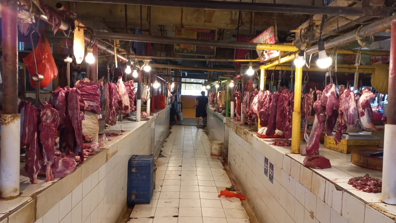 Para pedagang daging di Pasar Tomang Barat atau yang dikenal Pasar Kopro, mengeluhkan sepinya konsumen yang ingin membeli daging.