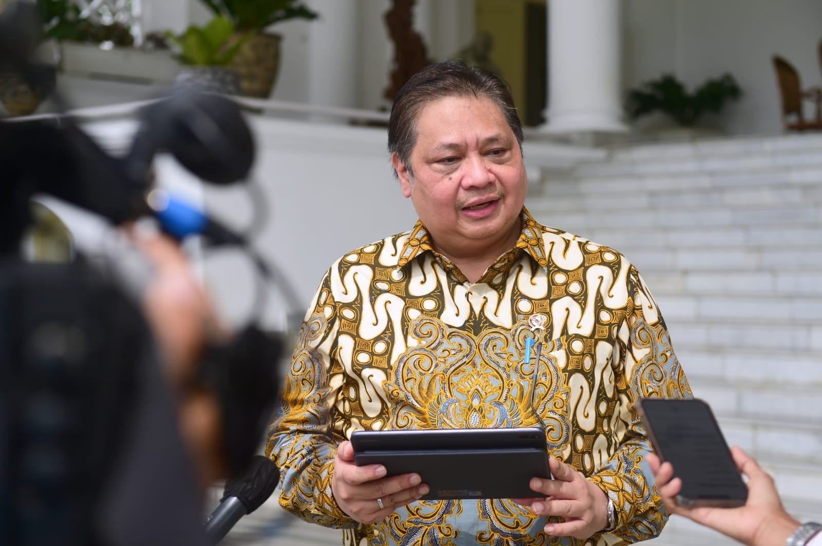 Menko Perekonomian Airlangga menuturkan, ada sejumlah hal yang disampaikan Presiden Jokowi kepada perwakilan IMF.