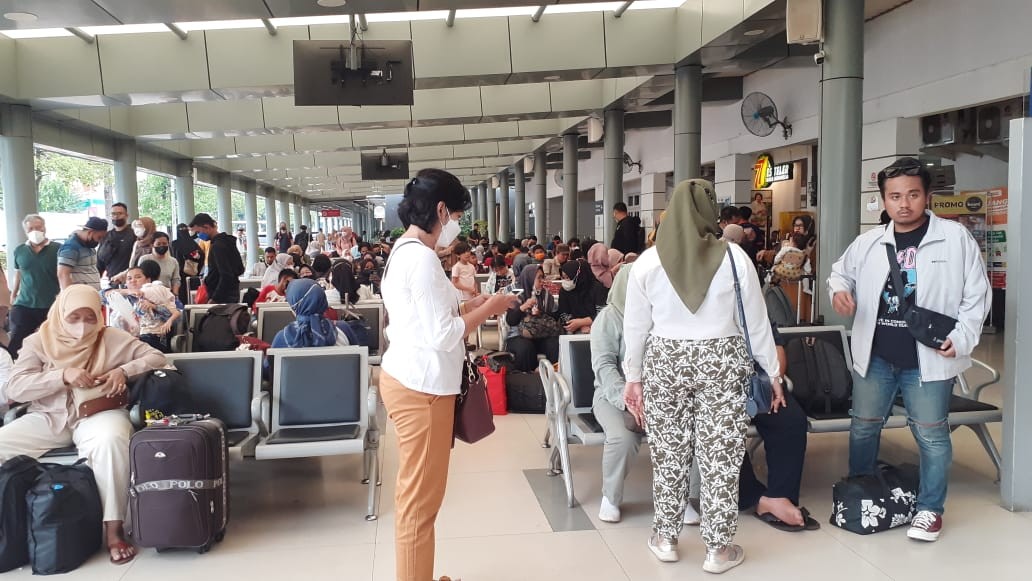 Bahkan beberapa penumpang terlihat leluasa tidak mengenakan masker padahal kondisi ruang tunggu sedang padat.