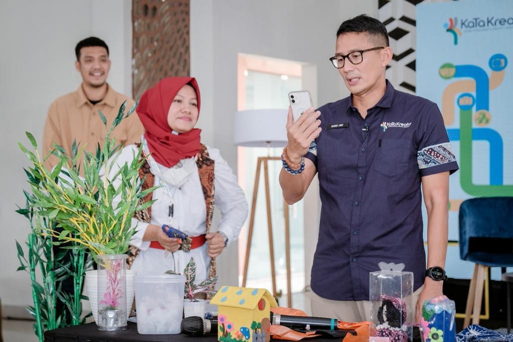 Berdayakan Ibu-ibu, Sandiaga Uno Borong 200 Kerajinan Limbah Plastik