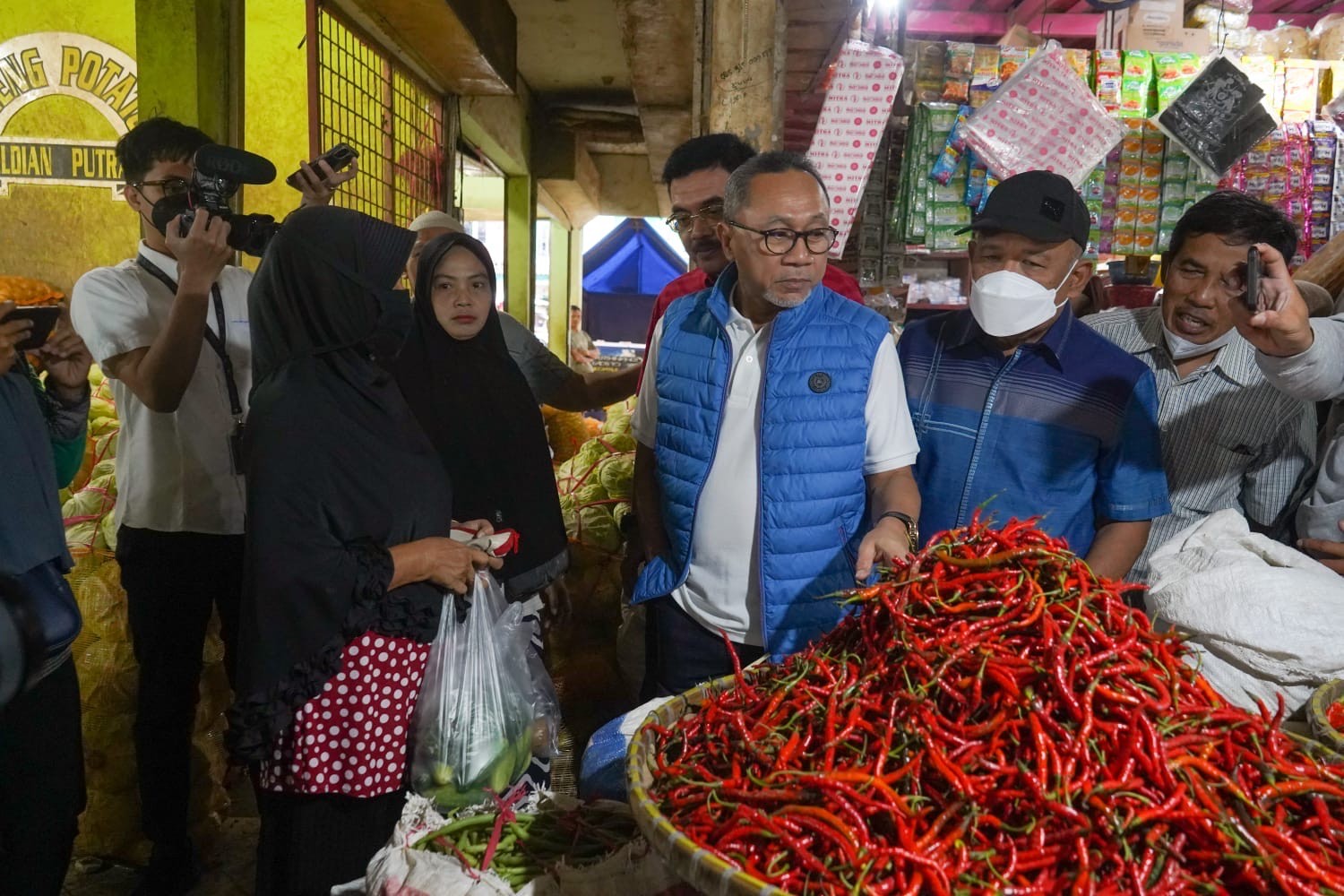 menyampaikan, harga barang-barang kebutuhan pokok (bapok) di Pasar Jagasatru Cirebon, Jawa Barat, terpantau stabil dan beberapa komoditas turun. 