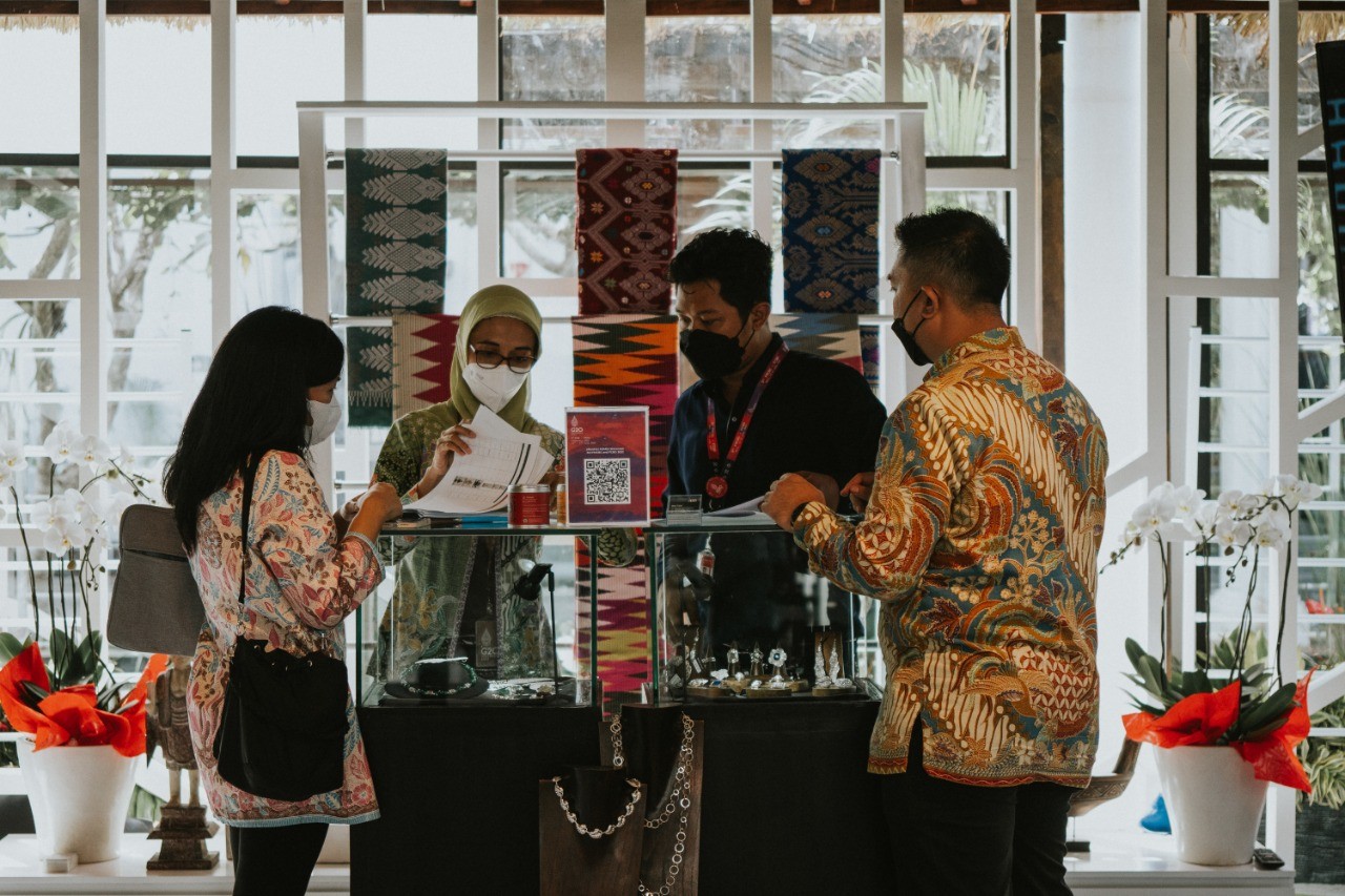 LPEI Pamer Produk UMKM di Perhelatan G20, Ada Uang Kepeng hingga Kain Batik (FOTO:MNC Media)