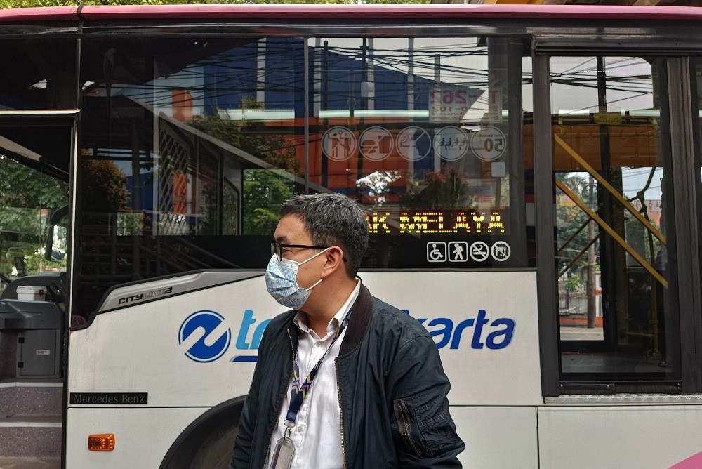 Bus berwarna pink yang baru akan beroperasi pada rute Kalideres - Pasar Baru pada hari ini.