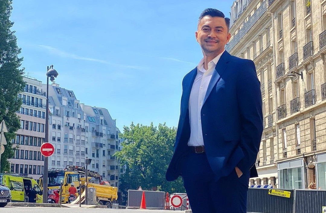 Selain menjadi artis, Anjasmara juga memiliki bisnis di bidang agen perjalanan.