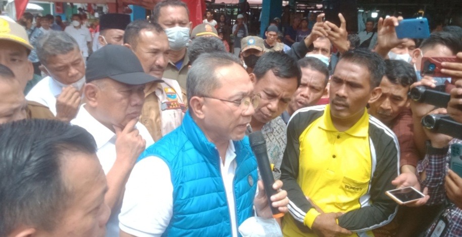 Emak-emak Girang Dapat Migor dan Telur Gratis dari Mendag Zulhas (FOTO:MNC Media)