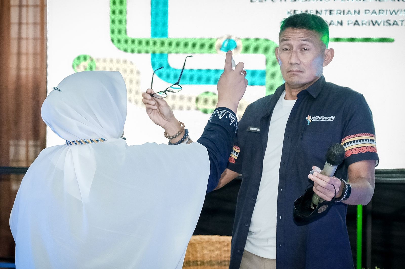 Kunker ke Aceh, Sandiaga Uno Disemprot Emak-emak! (FOTO: MNC Media)