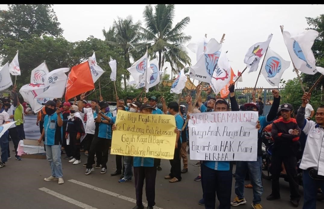 unjuk rasa menuntut PT Aerotrans Services Indonesia. (Foto: dok. FSMI)