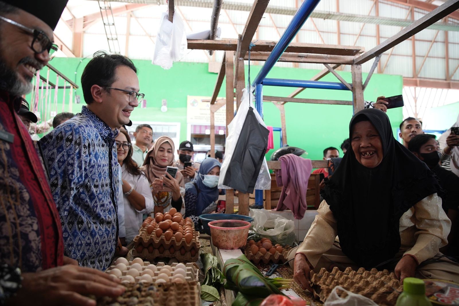 Kunjungi Pasar Tradisonal, Wamendag Pastikan Harga Bahan Pokok Makin Terjangkau. (Foto: Azhari Sulta/ MNC Media)