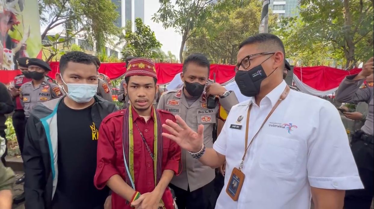 Bahas Tiket Pulau Komodo, Sandiaga Uno Ajak Pemuda Labuan Bajo Ngopi Bareng. (Foto: MNC Media)