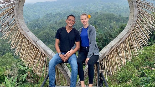 Tanpa Mahar, Pria Indonesia Persunting Wanita Bule Asal Rumania. (Foto: MNC Media)