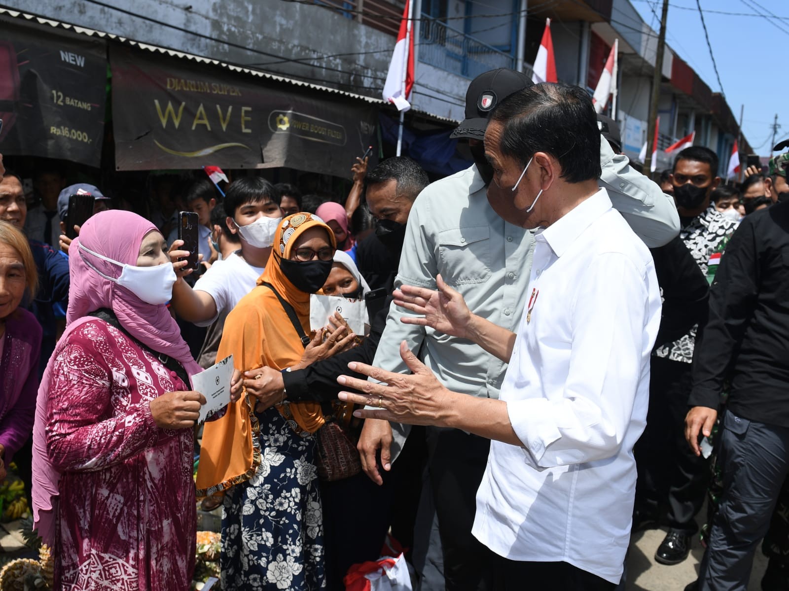 Pesan Jokowi ke Penerima BLT di Kalbar: Jangan Dipakai Beli Pulsa. (Foto: MNC Media)